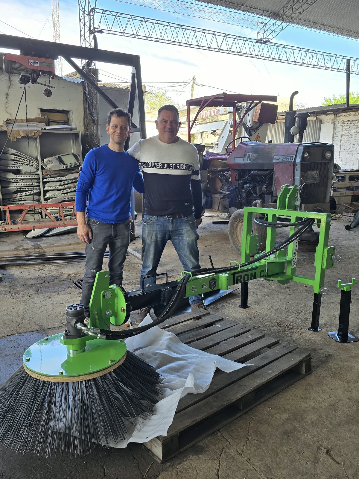 Nueva entrega de barredora TRON C3 a la Comuna de Oliveros, Santa Fe